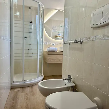 Seaside Haven - Private Retreat With Garden In Vakantiehuis Anzio
