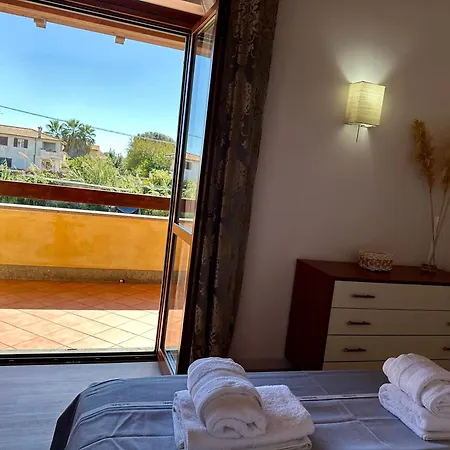 Seaside Haven - Private Retreat With Garden In Vakantiehuis