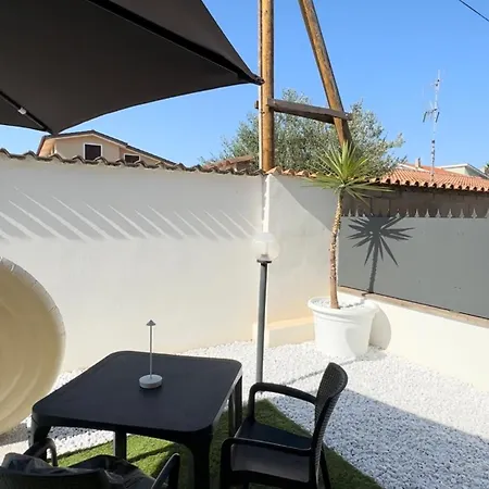 Hébergement de vacances Seaside Haven - Private Retreat With Garden In *