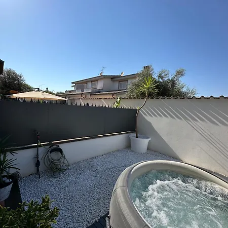 Vakantiehuis Seaside Haven - Private Retreat With Garden In